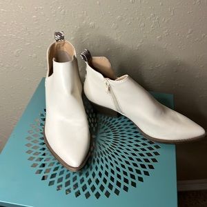 TRUE AND TIME Ankle boots size 7 1/2 NWT